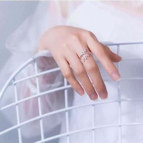 🔵𝟲𝟱%𝗢𝗙𝗙 𝗯𝘂𝗻𝗱𝗹𝗲𝘀 𝟯+🔵 NEW CZ Leaf Delicate Adjustable Ring - Picture 6 of 9